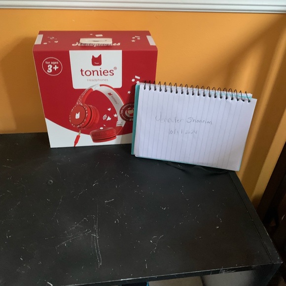 Brand new red tonie box with Gekko Tonie and red headphones! - Picture 2 of 2